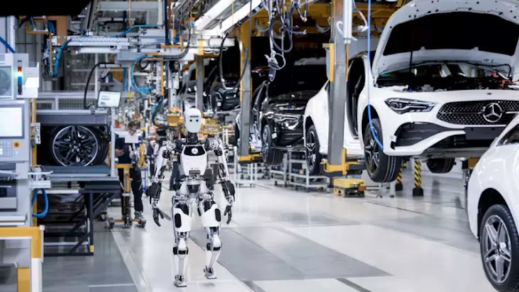 mercedes testa robôs humanoides em linha de produção automotiva