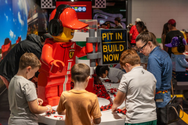 Parque ganha Ferrari feita de Lego em tamanho real