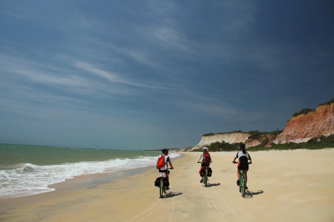 de bike pelas praias isoladas do litoral sul da bahia