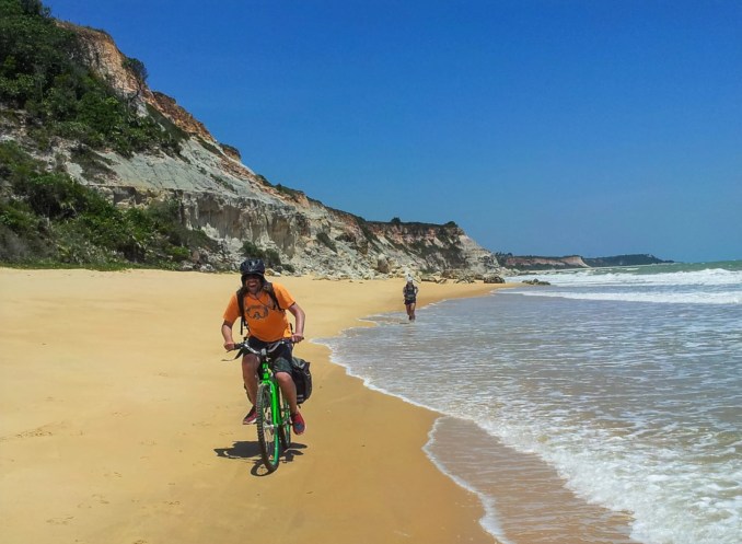 de bike pelas praias isoladas do litoral sul da bahia