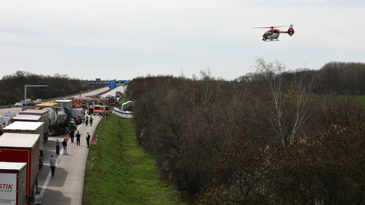 acidente com ônibus na alemanha deixa cinco mortos e vários feridos