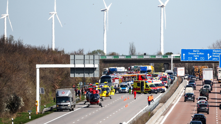 acidente com ônibus na alemanha deixa cinco mortos e vários feridos