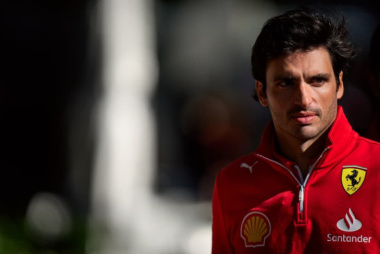 Sainz vê Ferrari “a alguns décimos” da Red Bull e descarta luta direta “em pistas como Japão”