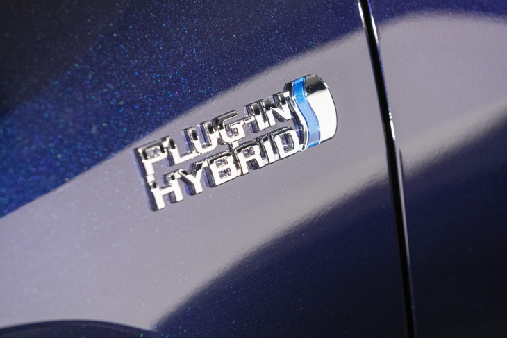 novo toyota rav4 plug-in hybrid 2024: preço r$ 399.990 - fotos e ficha técnica