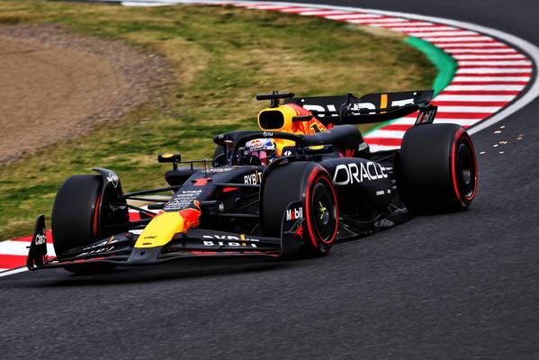 red bull em um campeonato diferente no japão; verstappen na pole position