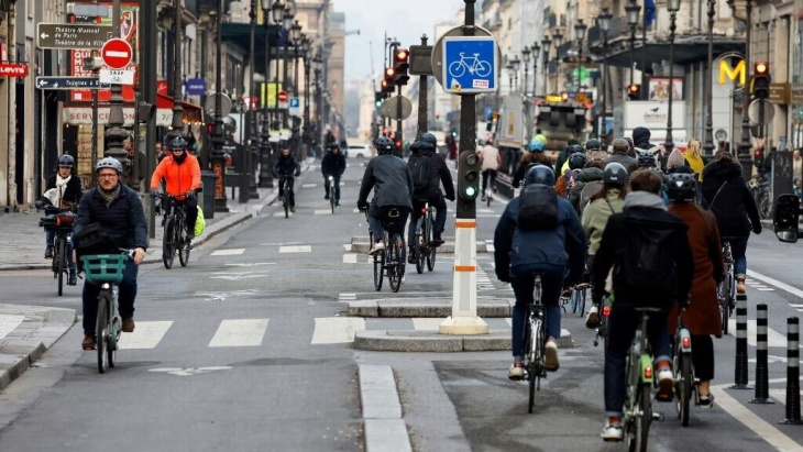 bicicleta ultrapassa carro como meio de transporte em paris, após forte expansão de ciclovias