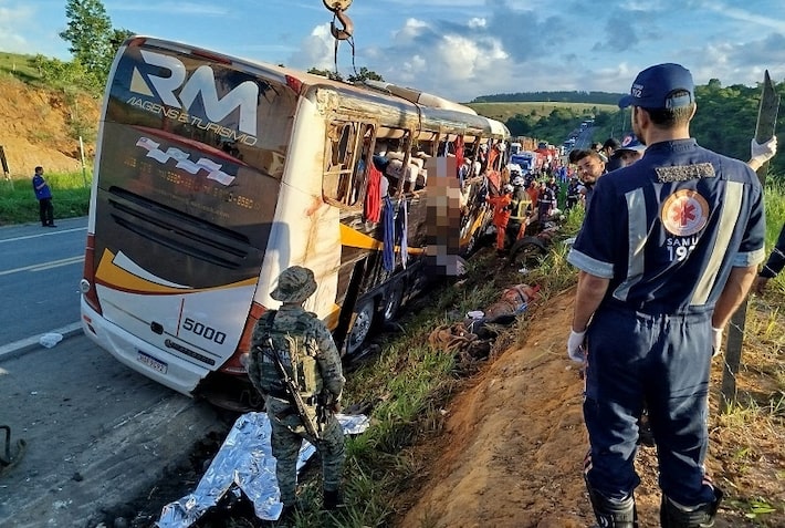 ônibus de turismo que ia do rio a porto seguro tomba e deixa 9 mortos