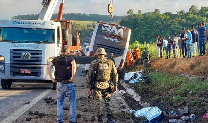 ônibus de turismo que ia do rio a porto seguro tomba e deixa 9 mortos