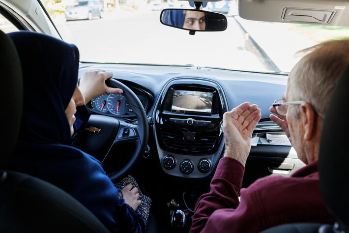 dirigindo com o sr. gil: aposentado ensina as regras das ruas a mulheres afegãs