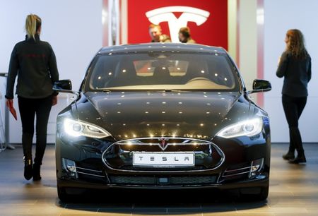Ações da Tesla testam mínimas de 1 ano enquanto o valor de mercado cai abaixo de US$ 500 bilhões