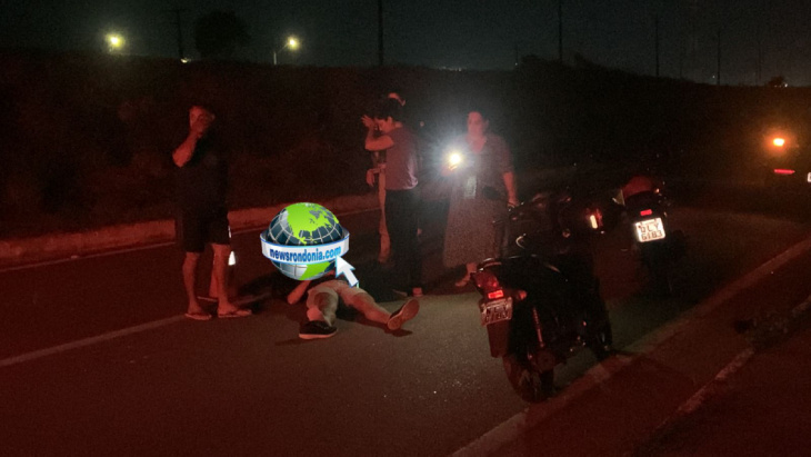 urgente: motociclista bate na traseira de carro e motorista foge na zona sul