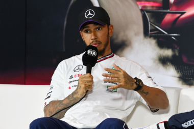Hamilton critica o carro da Mercedes apesar do segundo lugar